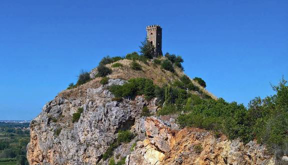 La suggestiva Torre di Caprona