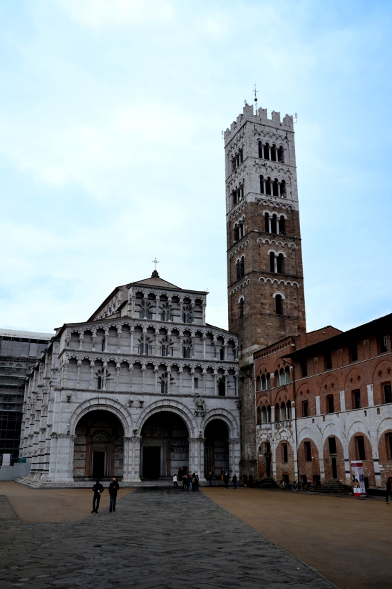 duomo di lucca con piazza