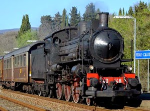 la Toscana in autunno con il treno a vapore