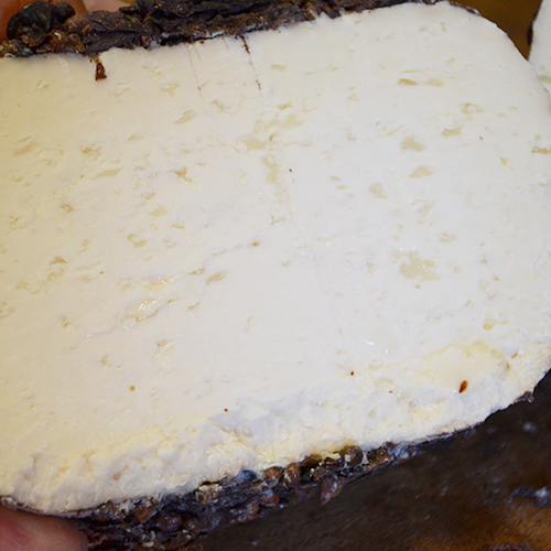 pecorino stagionato sotto vinacce particolare