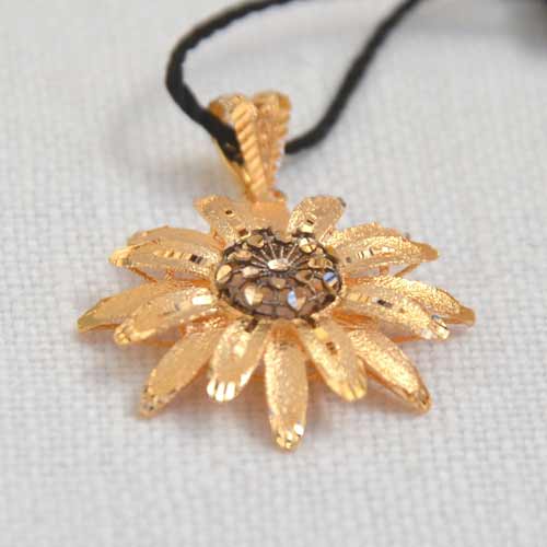 ciondolo oro 18 kt margherita medio