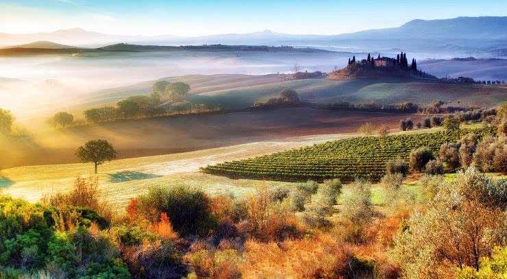 alba e nebbia in Toscana