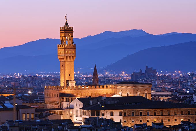 Firenze,-Il-famoso-Palazzo-Vecchio-al-crepuscolo