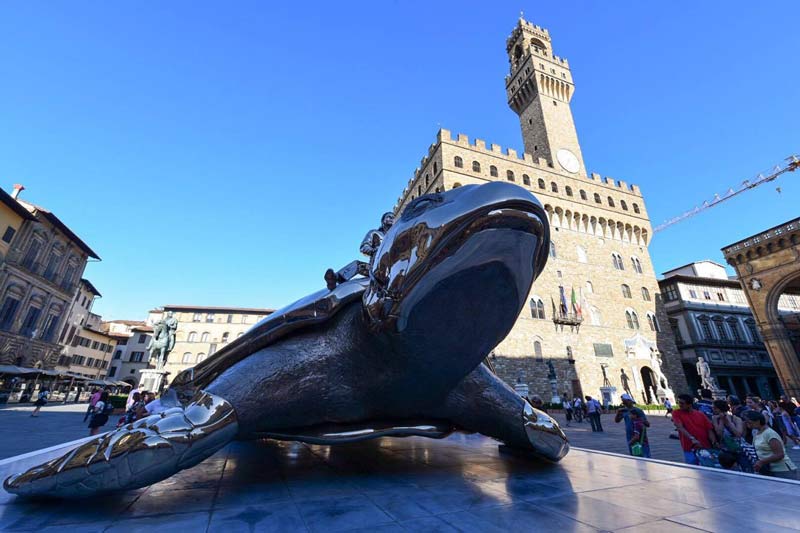 LaTartaruga di Jean Fabre in Piazza della Signoria a Firenze di Riccardo Nannetti