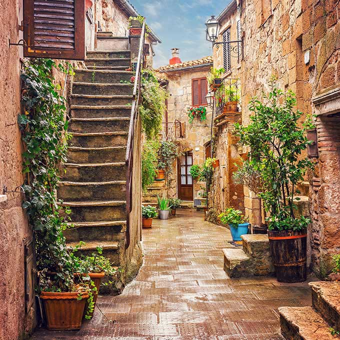 Vicolo-nel-centro-storico-di-Pitigliano-Toscana-Italia