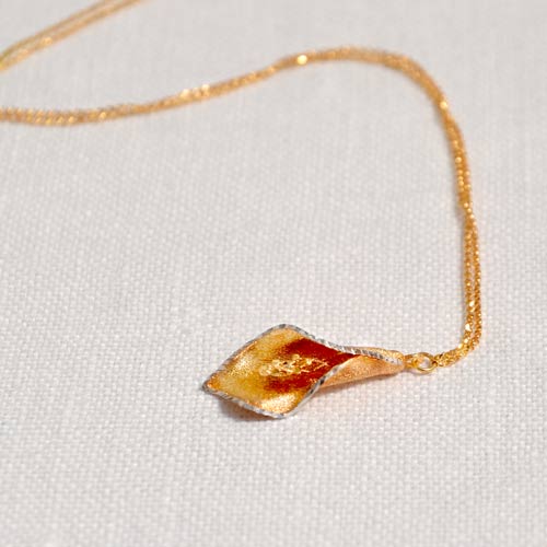 ciondolo a forma di calla in oro