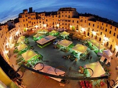 piazza-anfiteatro-lucca-di-homeaway