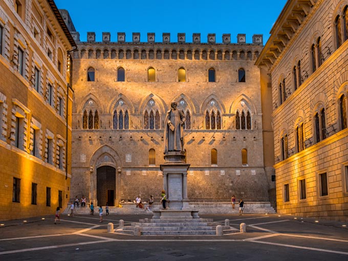 piazza-salimbeni-siena