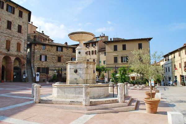 Scopri la bellissima piazza principale del borgo Castelnuovo Barerdenga